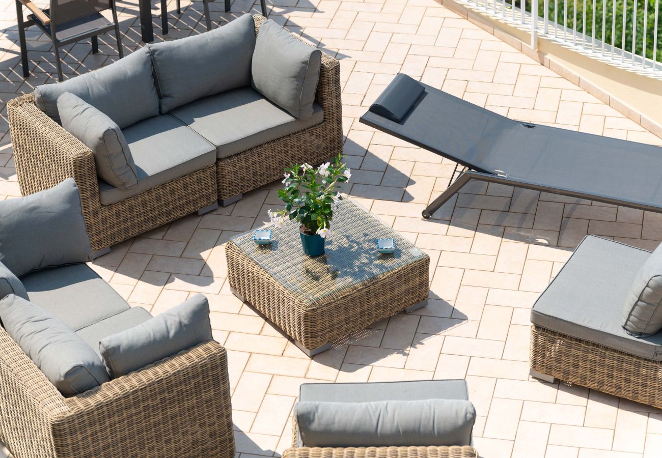 Villa a Sorrento - AMORE RENTALS - Villa Ado con Piscina Privata, Giardino, Vista Mare e Parcheggio