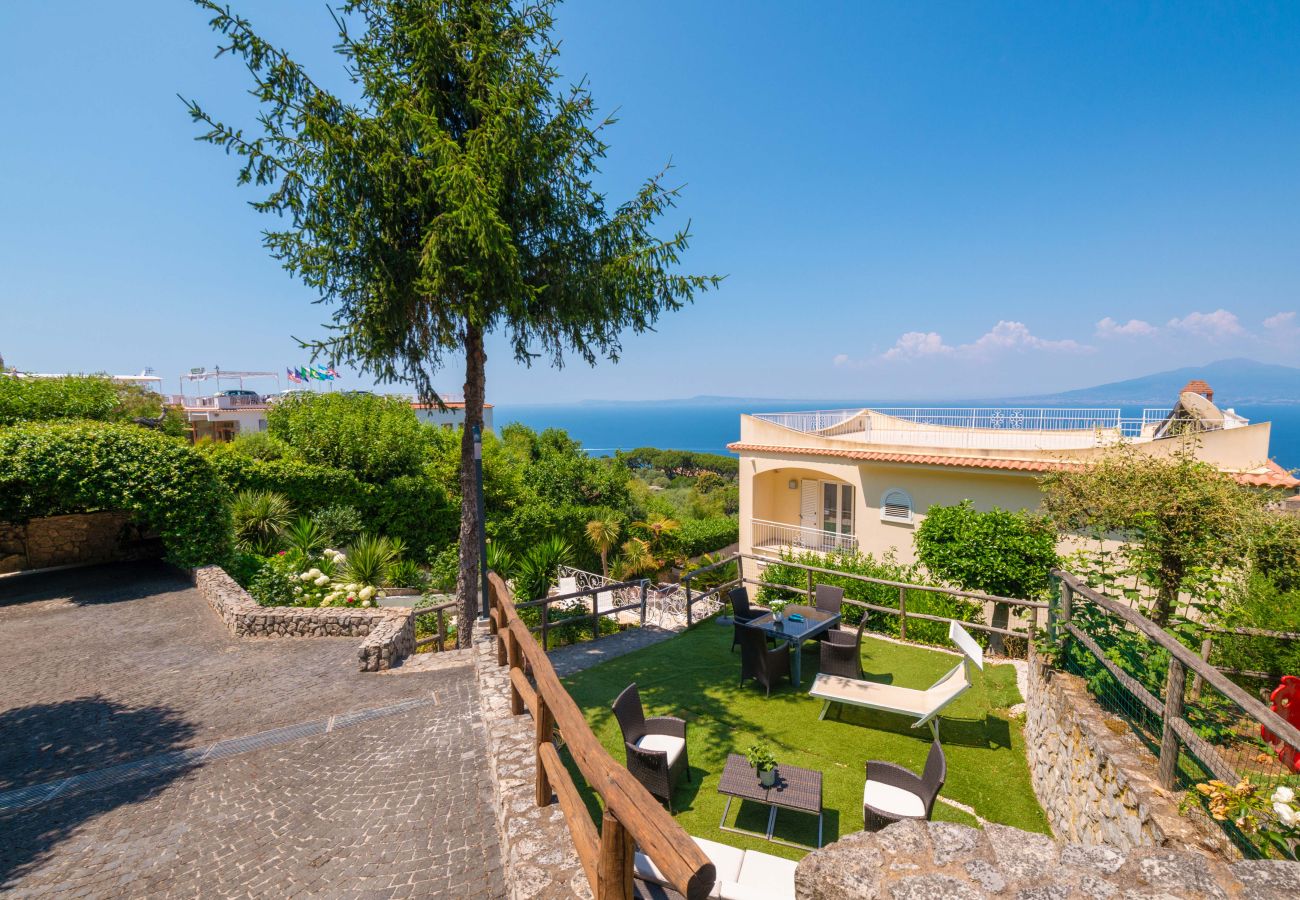 Villa a Sorrento - AMORE RENTALS - Villa Ado con Piscina Privata, Giardino, Vista Mare e Parcheggio