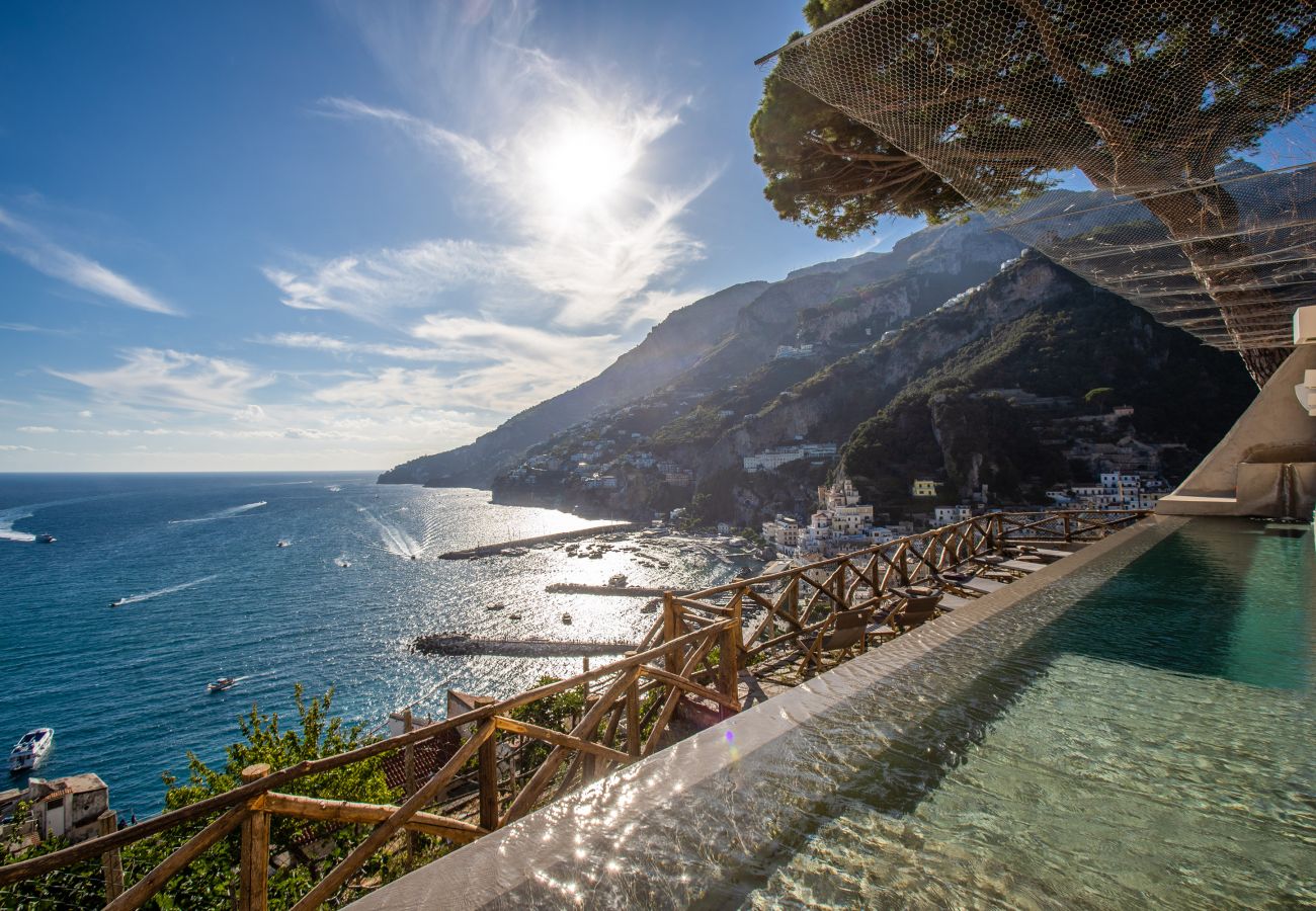 Villa a Amalfi - AMORE RENTALS - Villa Diana con Vista Mare, Piscina a Sfioro e Aria Condizionata