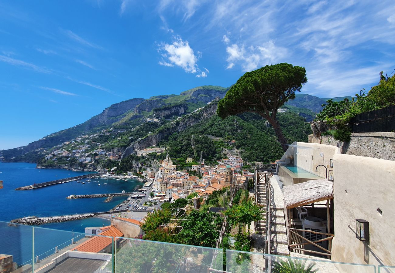 Villa a Amalfi - AMORE RENTALS - Villa Diana con Vista Mare, Piscina a Sfioro e Aria Condizionata