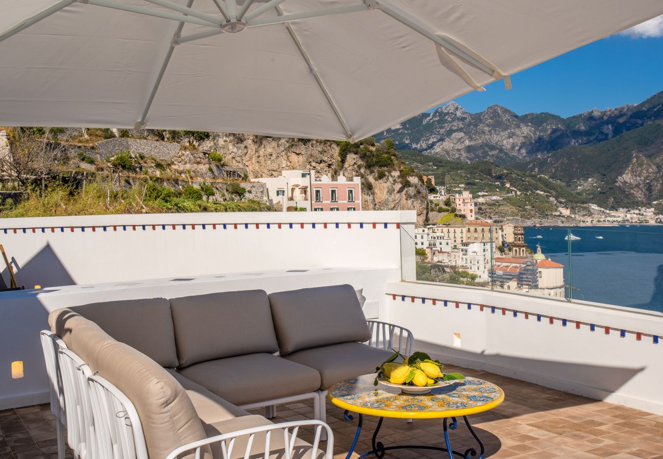 Villa a Amalfi - AMORE RENTALS - Villa Diana con Vista Mare, Piscina a Sfioro e Aria Condizionata