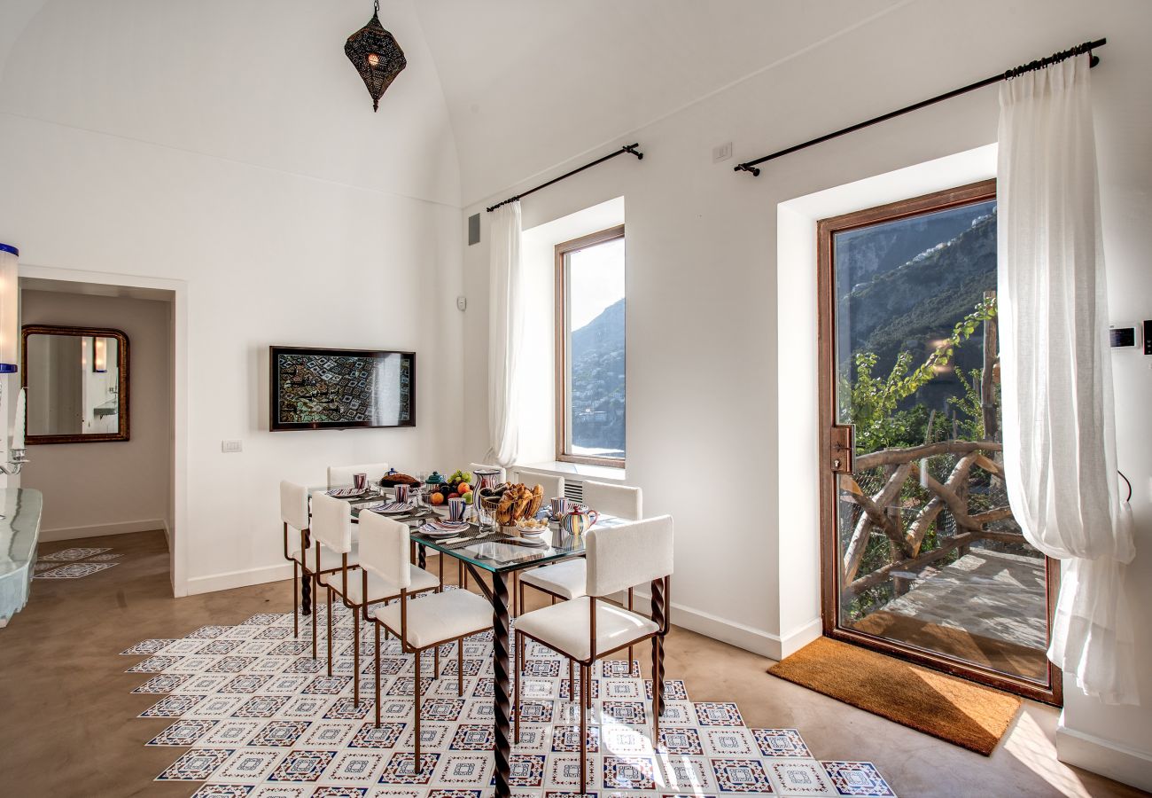 Villa a Amalfi - AMORE RENTALS - Villa Diana con Vista Mare, Piscina a Sfioro e Aria Condizionata