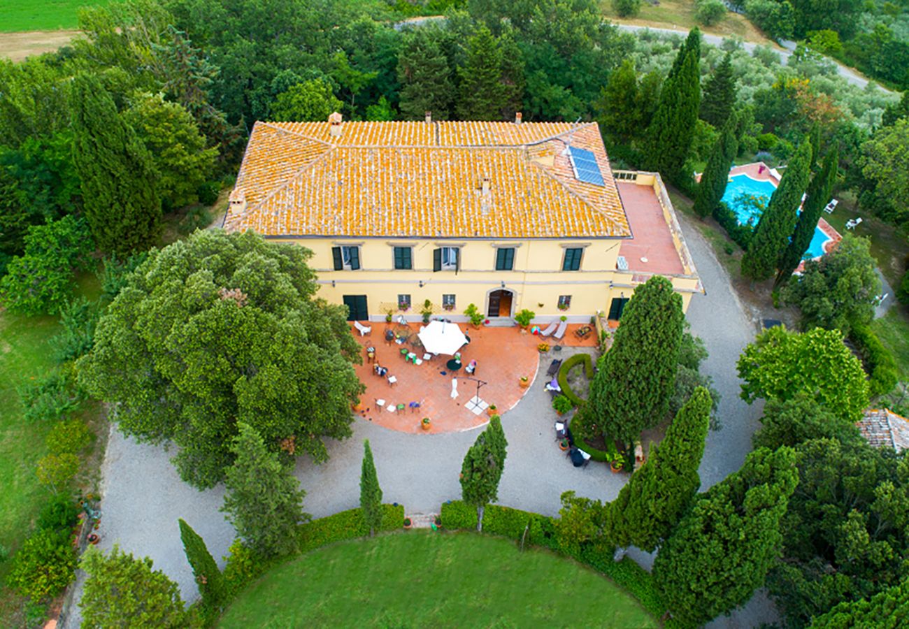 Villa a Radicofani - AMORE RENTALS - Villa Il Giardino con Piscina Privata e Giardino, Ideale per Matrimoni
