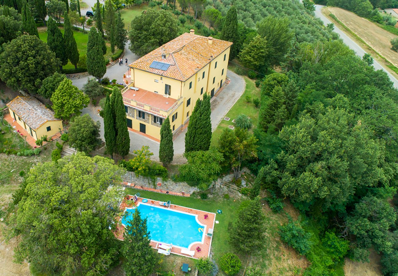 Villa a Radicofani - AMORE RENTALS - Villa Il Giardino con Piscina Privata e Giardino, Ideale per Matrimoni