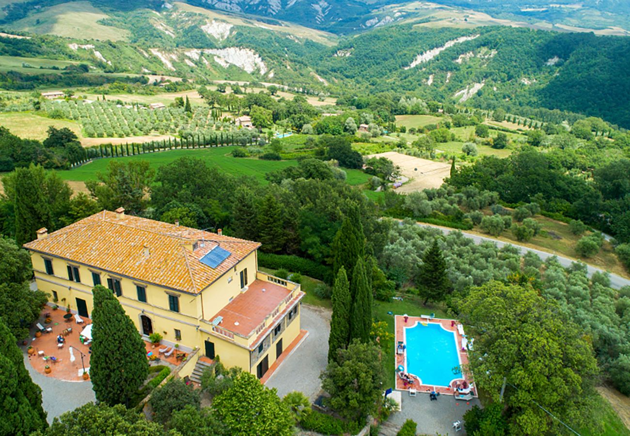 Villa a Radicofani - AMORE RENTALS - Villa Il Giardino con Piscina Privata e Giardino, Ideale per Matrimoni