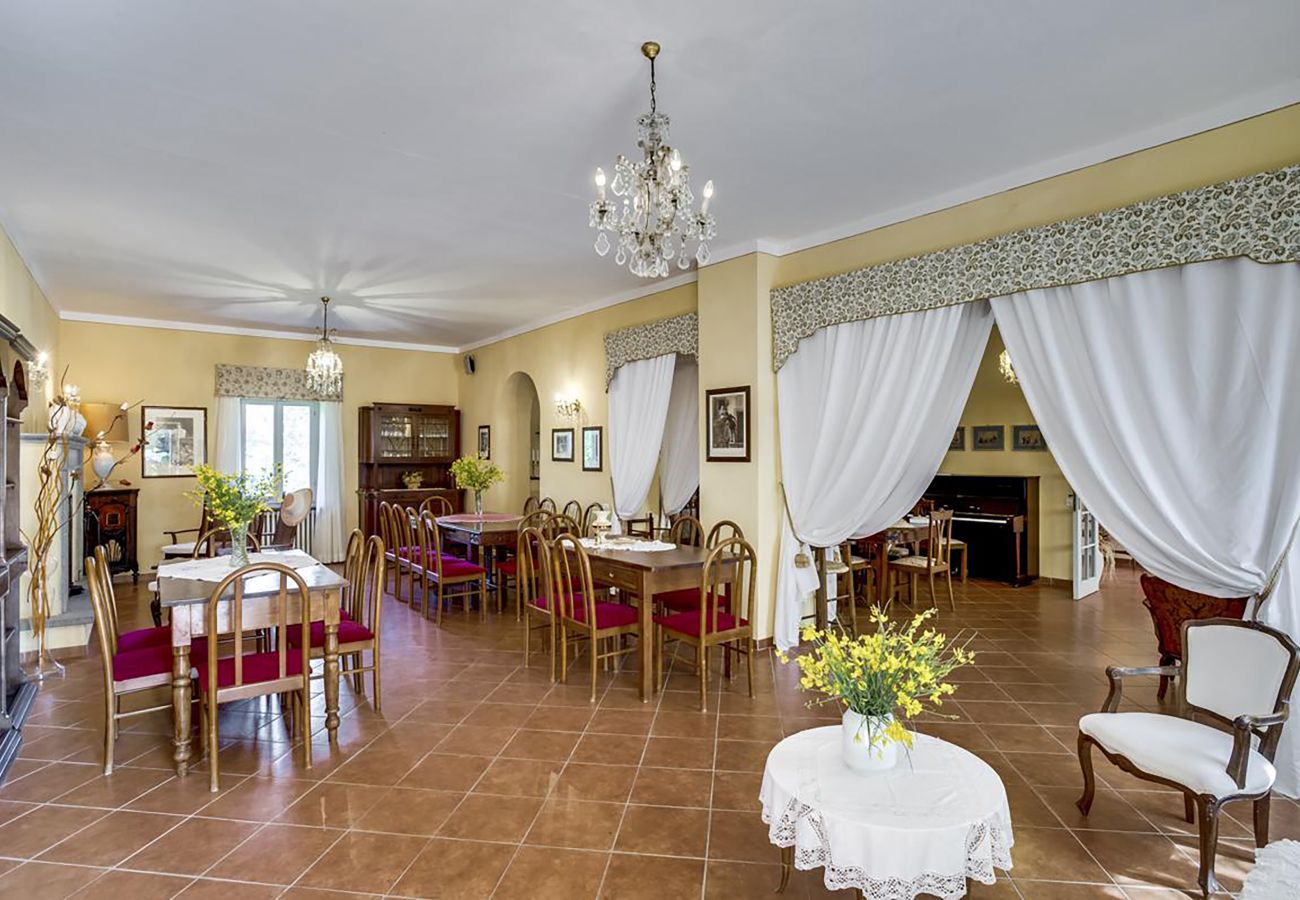 Villa a Radicofani - AMORE RENTALS - Villa Il Giardino con Piscina Privata e Giardino, Ideale per Matrimoni