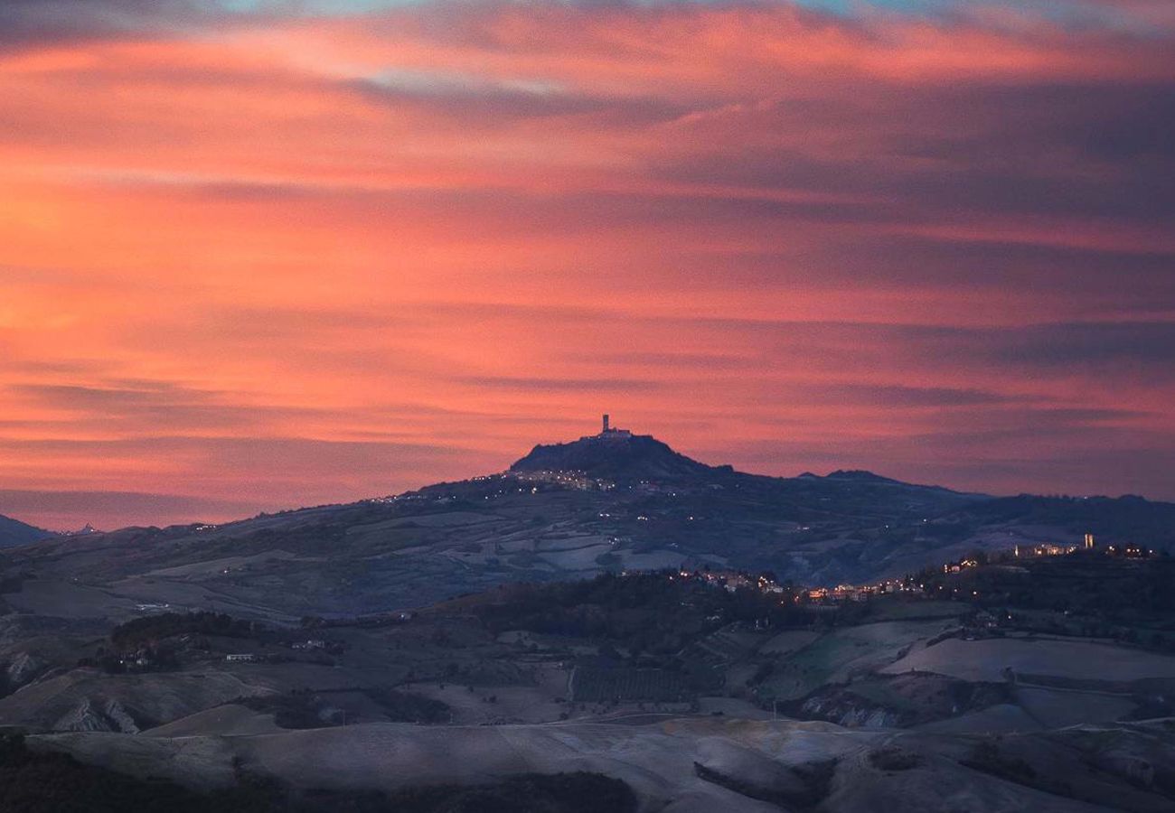 Villa a Radicofani - AMORE RENTALS - Villa Il Giardino con Piscina Privata e Giardino, Ideale per Matrimoni