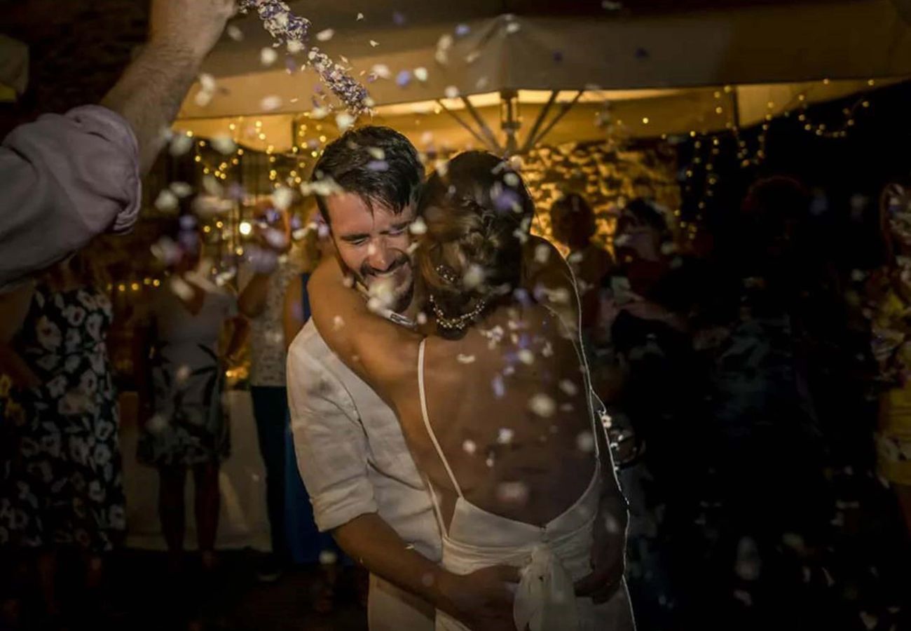 Villa a Radicofani - AMORE RENTALS - Villa Il Giardino con Piscina Privata e Giardino, Ideale per Matrimoni