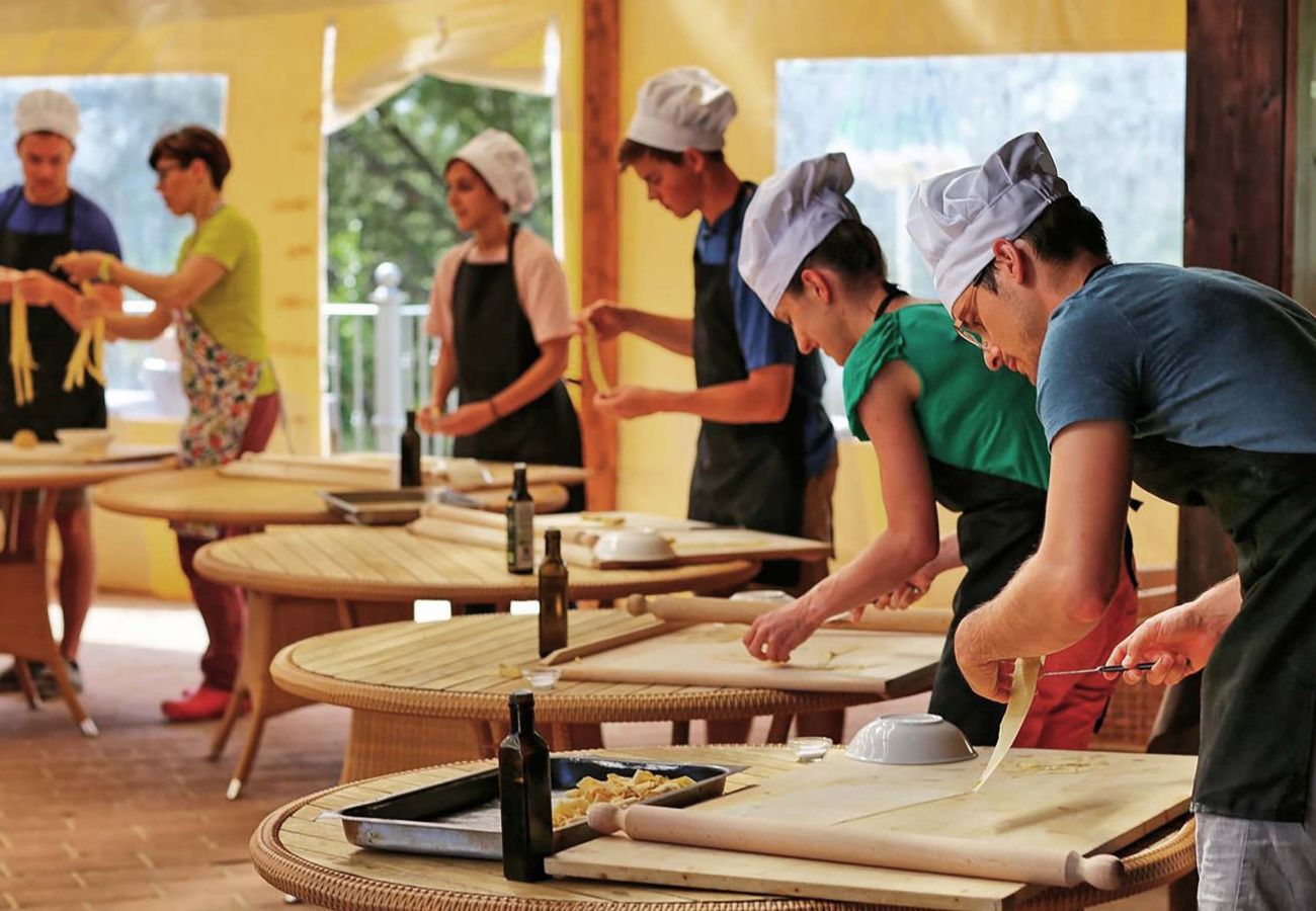 Villa a Radicofani - AMORE RENTALS - Villa Il Giardino con Piscina Privata e Giardino, Ideale per Matrimoni