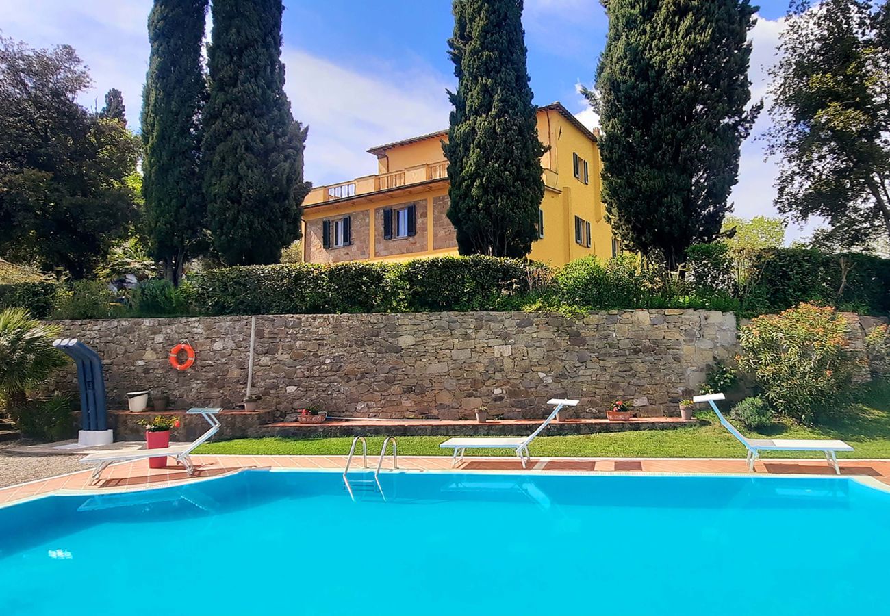 Villa a Radicofani - AMORE RENTALS - Villa Il Giardino con Piscina Privata e Giardino, Ideale per Matrimoni