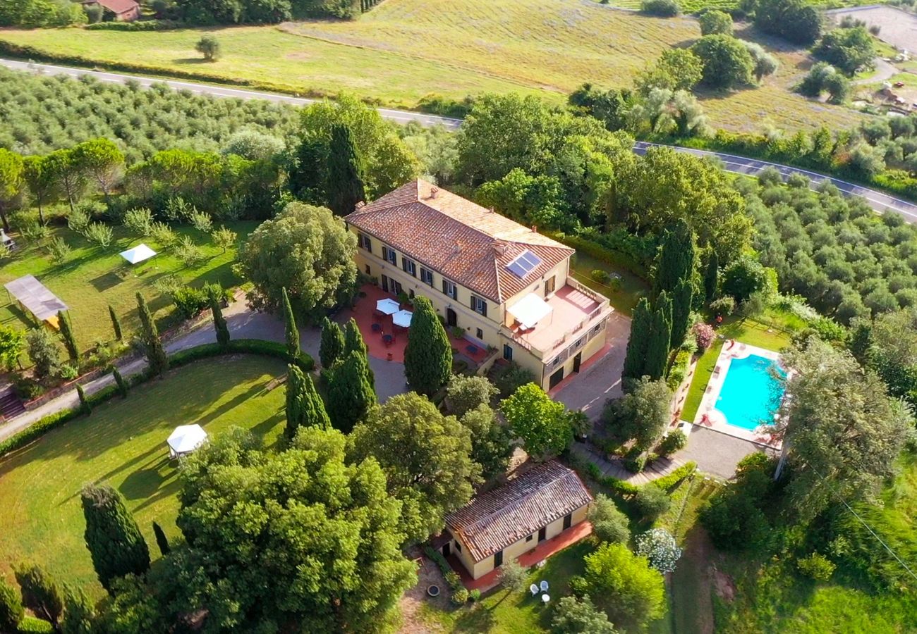 Villa a Radicofani - AMORE RENTALS - Villa Il Giardino con Piscina Privata e Giardino, Ideale per Matrimoni