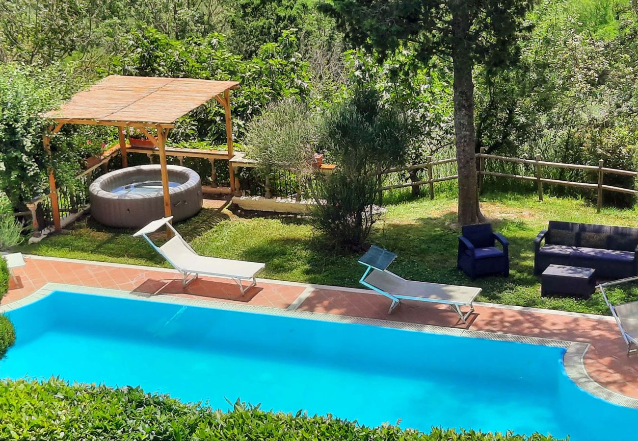 Villa a Radicofani - AMORE RENTALS - Villa Il Giardino con Piscina Privata e Giardino, Ideale per Matrimoni
