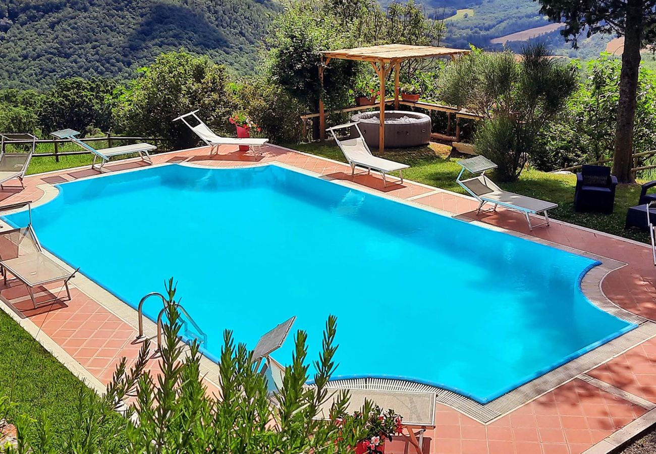 Villa a Radicofani - AMORE RENTALS - Villa Il Giardino con Piscina Privata e Giardino, Ideale per Matrimoni