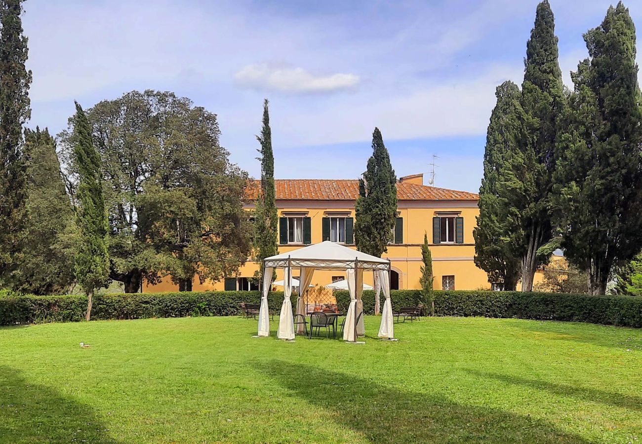 Villa a Radicofani - AMORE RENTALS - Villa Il Giardino con Piscina Privata e Giardino, Ideale per Matrimoni