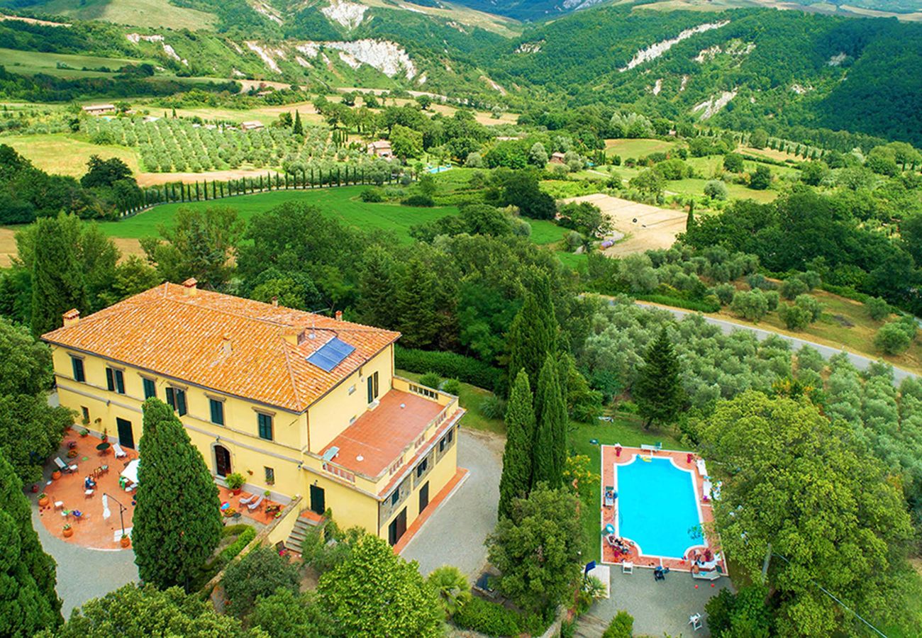 Villa a Radicofani - AMORE RENTALS - Villa Il Giardino con Piscina Privata e Giardino, Ideale per Matrimoni