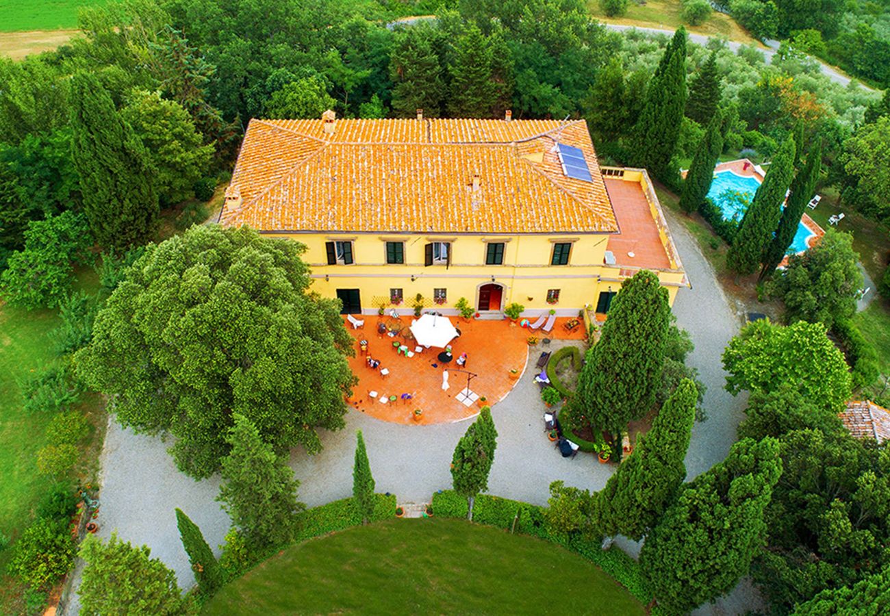 Villa a Radicofani - AMORE RENTALS - Villa Il Giardino con Piscina Privata e Giardino, Ideale per Matrimoni