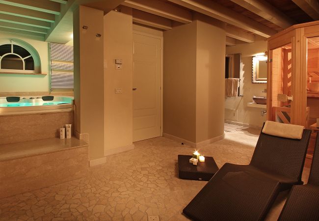 Villa a Toscolano-Maderno - AMORE RENTALS - Villa Teodora con Piscina Privata, SPA, Giardino e Servizio Elicottero Villa a Toscolano-Maderno - AMORE RENTALS - Villa Teodora con Piscina Privata, SPA, Giardino e Servizio Elicottero