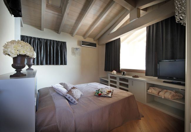 Villa a Toscolano-Maderno - AMORE RENTALS - Villa Teodora con Piscina Privata, SPA, Giardino e Servizio Elicottero Villa a Toscolano-Maderno - AMORE RENTALS - Villa Teodora con Piscina Privata, SPA, Giardino e Servizio Elicottero
