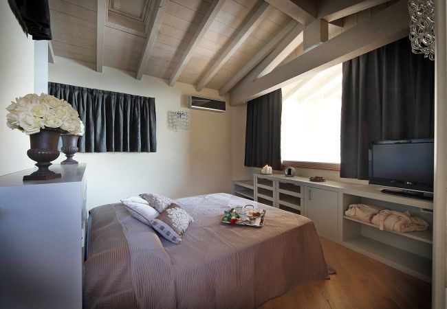 Villa a Toscolano-Maderno - AMORE RENTALS - Villa Teodora con Piscina Privata, SPA, Giardino e Servizio Elicottero Villa a Toscolano-Maderno - AMORE RENTALS - Villa Teodora con Piscina Privata, SPA, Giardino e Servizio Elicottero