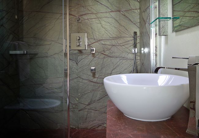 Villa a Toscolano-Maderno - AMORE RENTALS - Villa Teodora con Piscina Privata, SPA, Giardino e Servizio Elicottero Villa a Toscolano-Maderno - AMORE RENTALS - Villa Teodora con Piscina Privata, SPA, Giardino e Servizio Elicottero