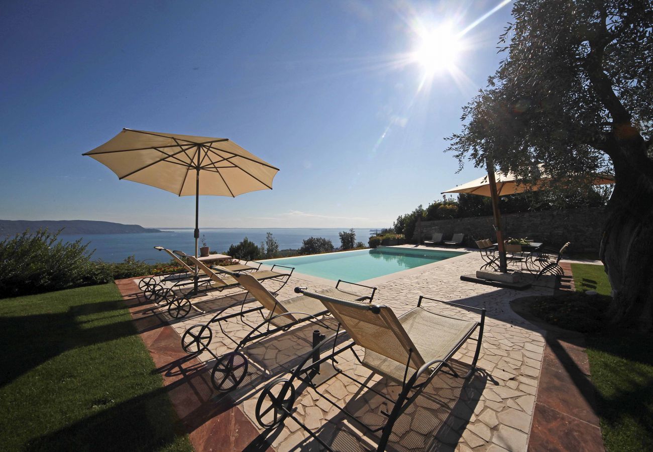 Villa a Toscolano-Maderno - AMORE RENTALS - Villa Teodora con Piscina Privata, SPA, Giardino e Servizio Elicottero