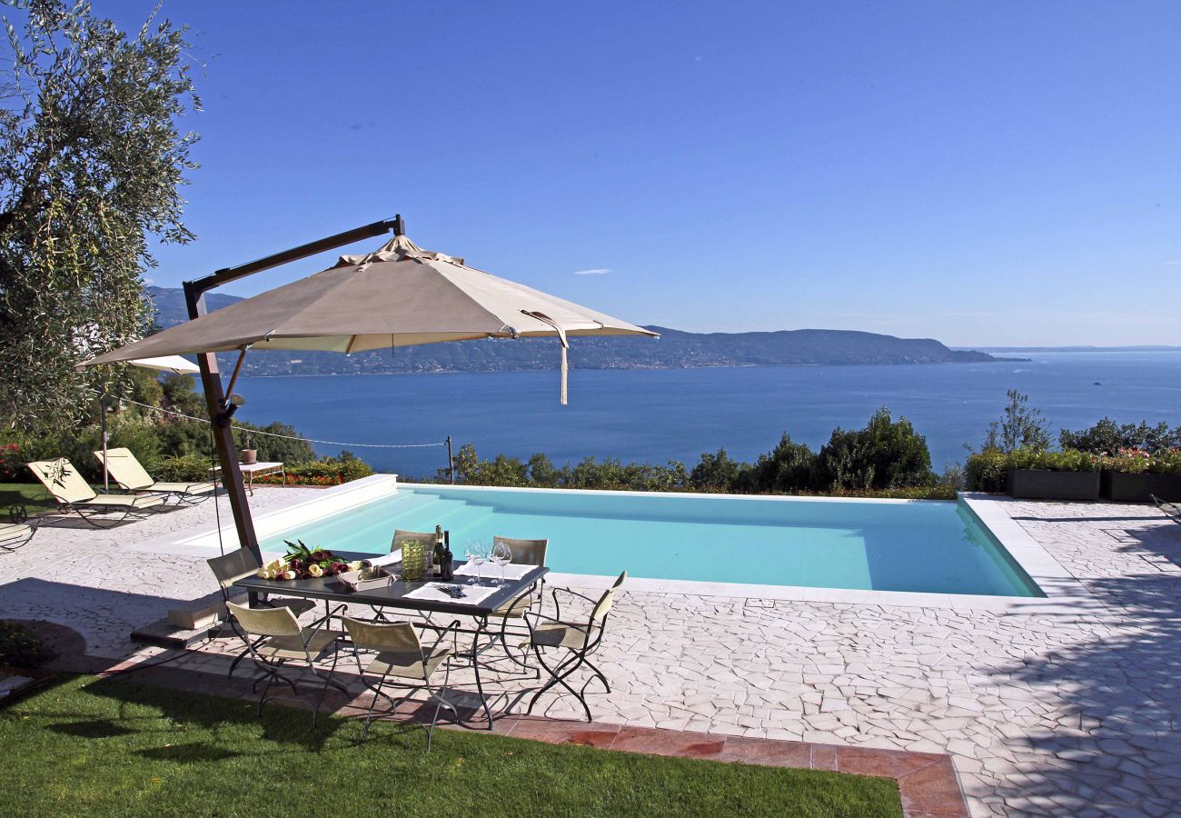 Villa a Toscolano-Maderno - AMORE RENTALS - Villa Teodora con Piscina Privata, SPA, Giardino e Servizio Elicottero