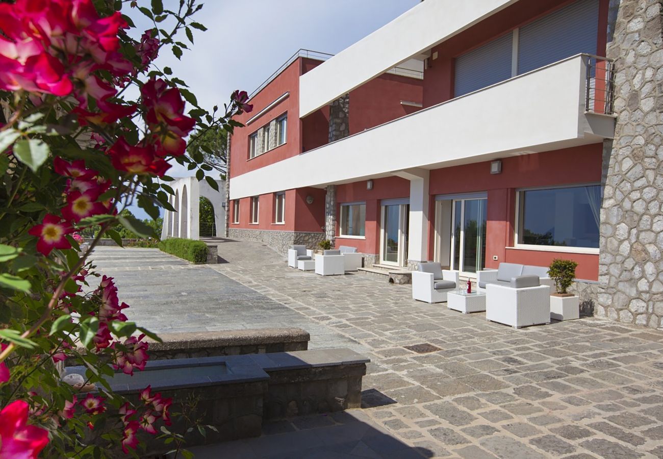 Villa a Sorrento - AMORE RENTALS - Villa Daniela con Piscina, Zona Wellness, Giardino e Vista Mare