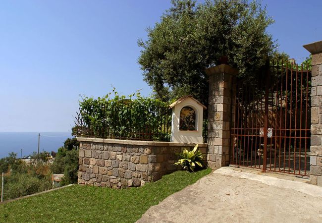 Villa a Massa Lubrense - AMORE RENTALS - Villa Alma con Piscina Privata, Vista Mare e Giardino