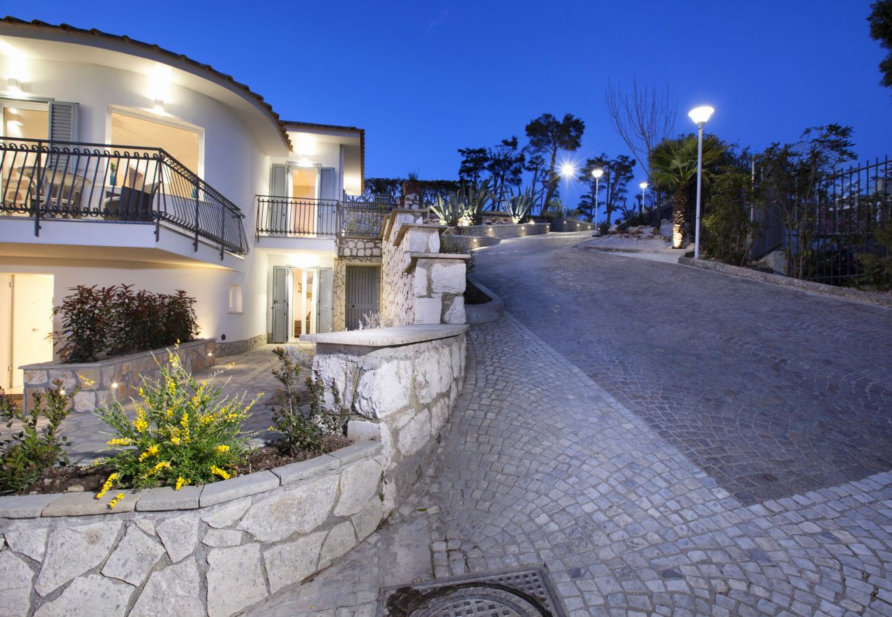 Villa a Sant´Agata sui Due Golfi - AMORE RENTALS - Villa Ligea con Piscina Privata, Vista Mare e Parcheggio