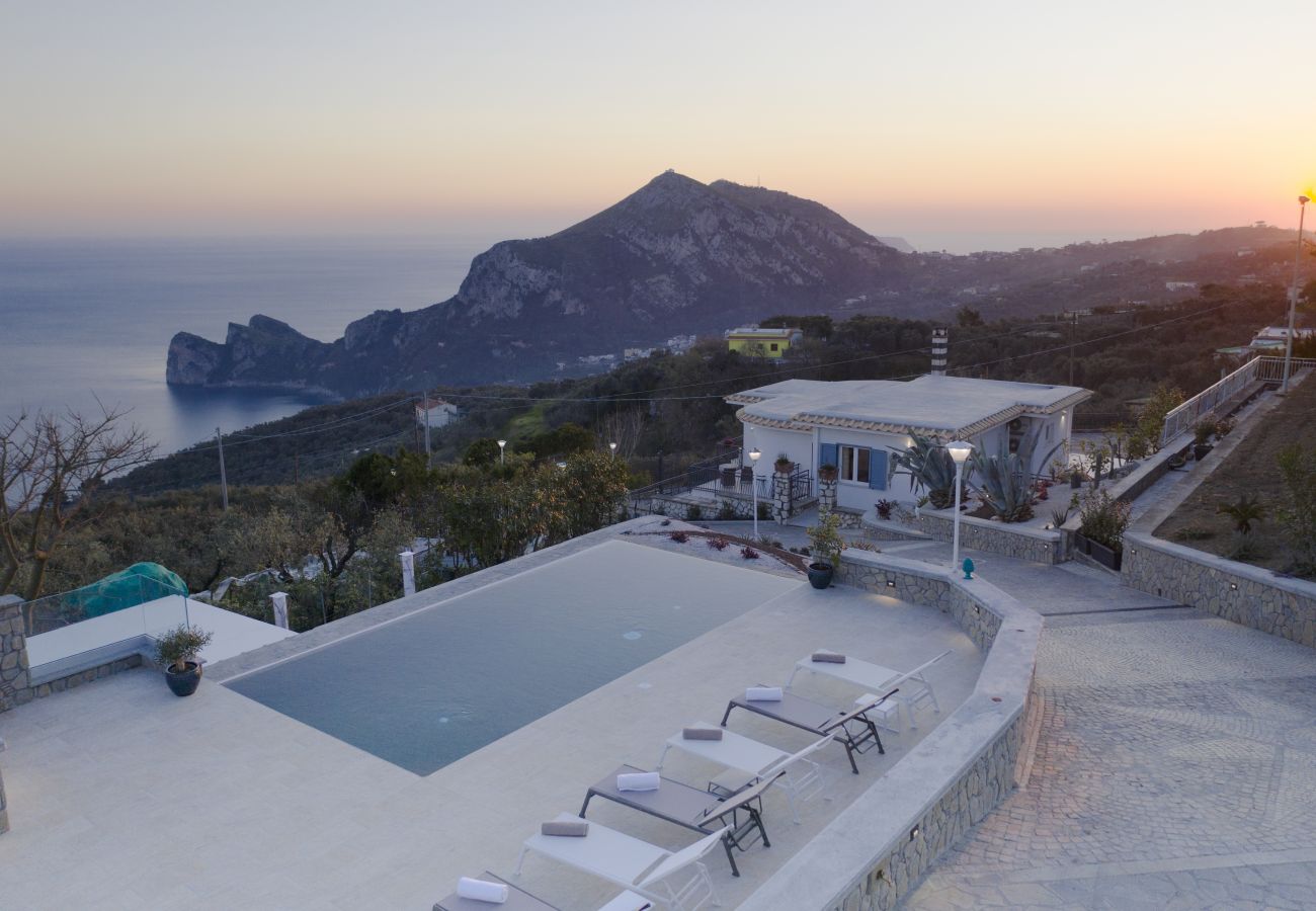 Villa a Sant´Agata sui Due Golfi - AMORE RENTALS - Villa Ligea con Piscina Privata, Vista Mare e Parcheggio