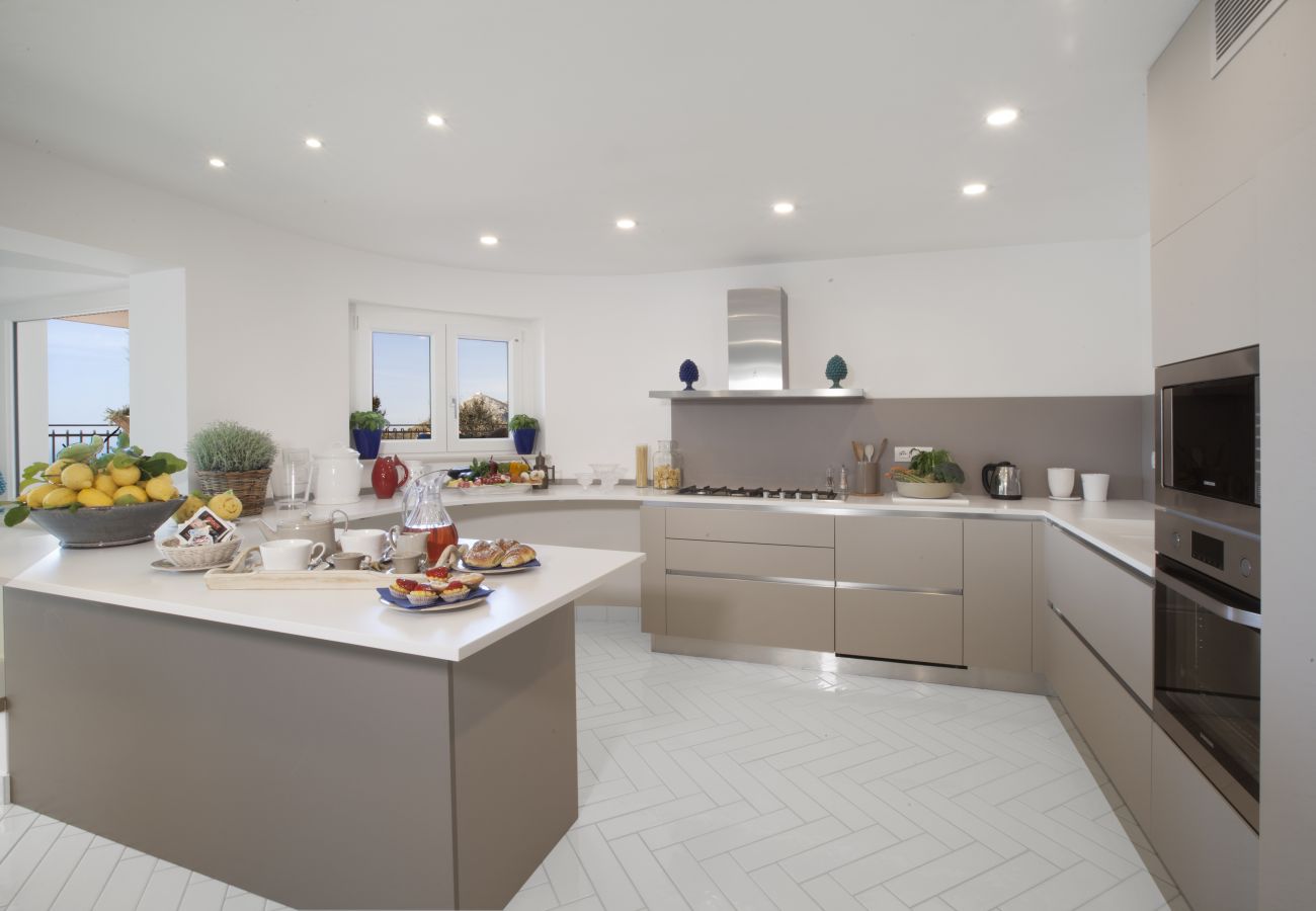 Villa a Sant´Agata sui Due Golfi - AMORE RENTALS - Villa Ligea con Piscina Privata, Vista Mare e Parcheggio