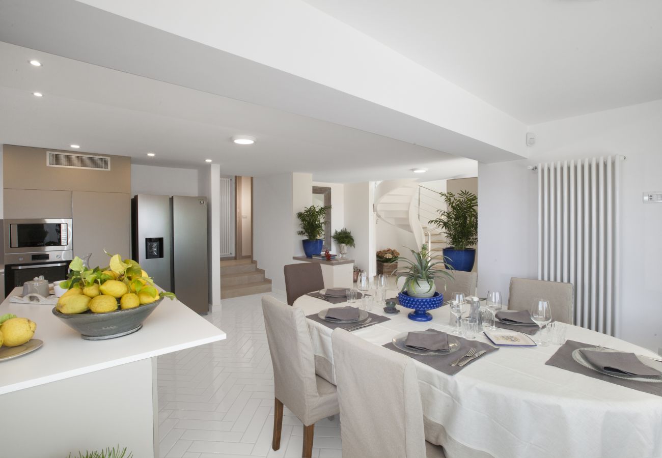 Villa a Sant´Agata sui Due Golfi - AMORE RENTALS - Villa Ligea con Piscina Privata, Vista Mare e Parcheggio