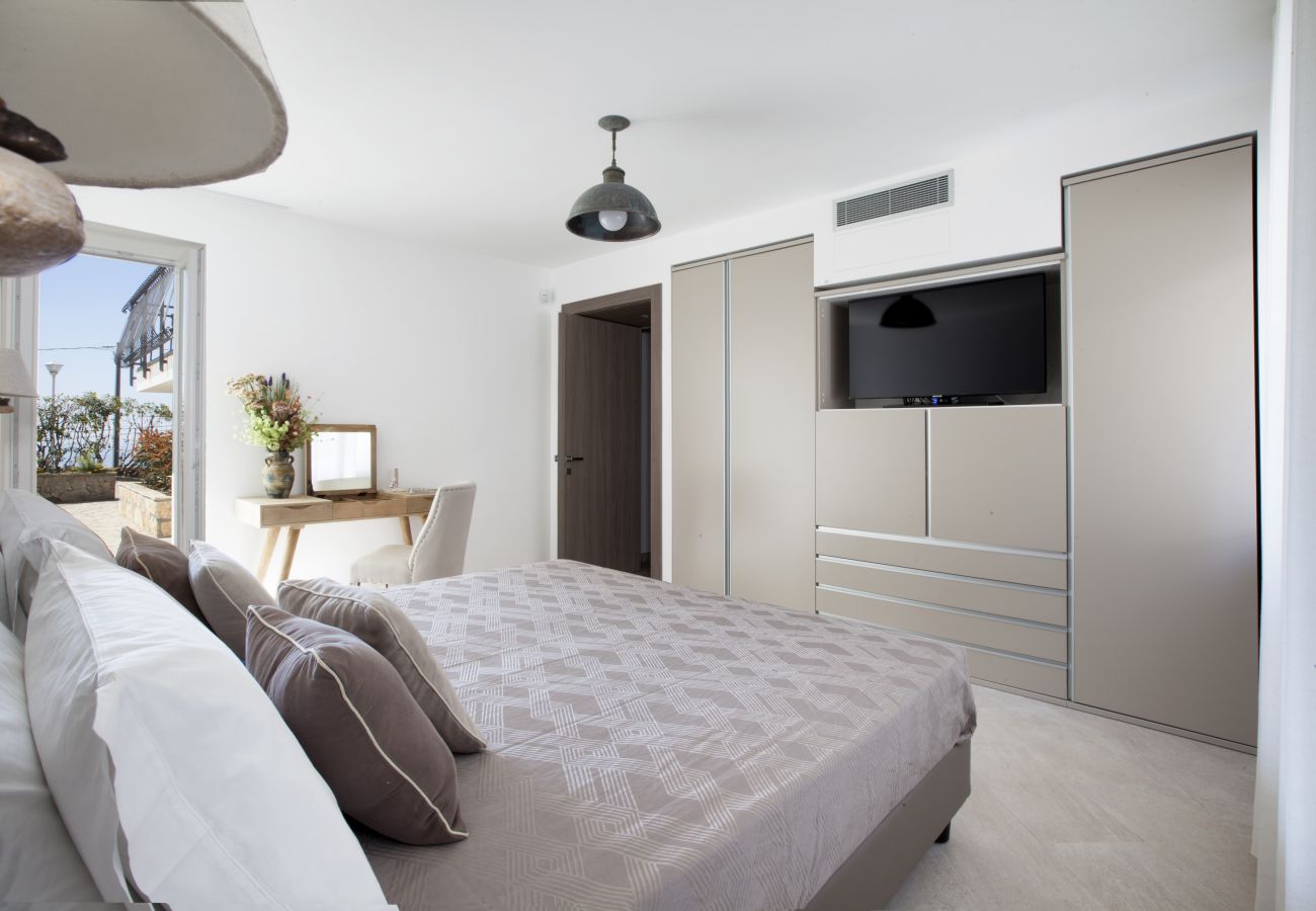 Villa a Sant´Agata sui Due Golfi - AMORE RENTALS - Villa Ligea con Piscina Privata, Vista Mare e Parcheggio