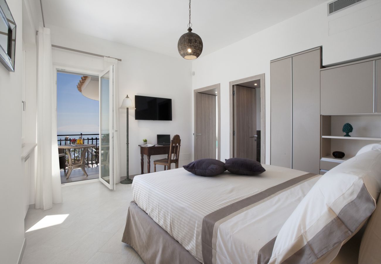 Villa a Sant´Agata sui Due Golfi - AMORE RENTALS - Villa Ligea con Piscina Privata, Vista Mare e Parcheggio