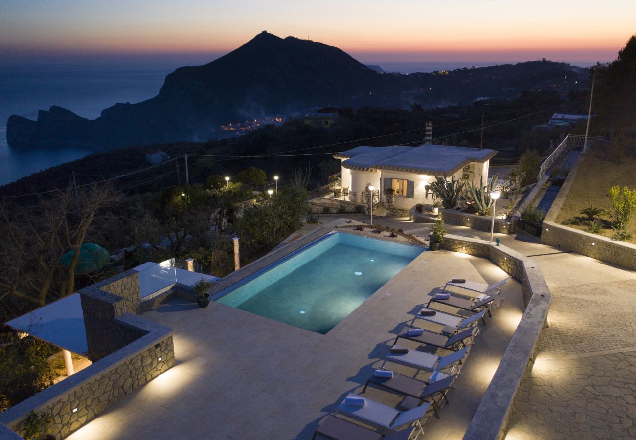 Villa a Sant´Agata sui Due Golfi - AMORE RENTALS - Villa Ligea con Piscina Privata, Vista Mare e Parcheggio