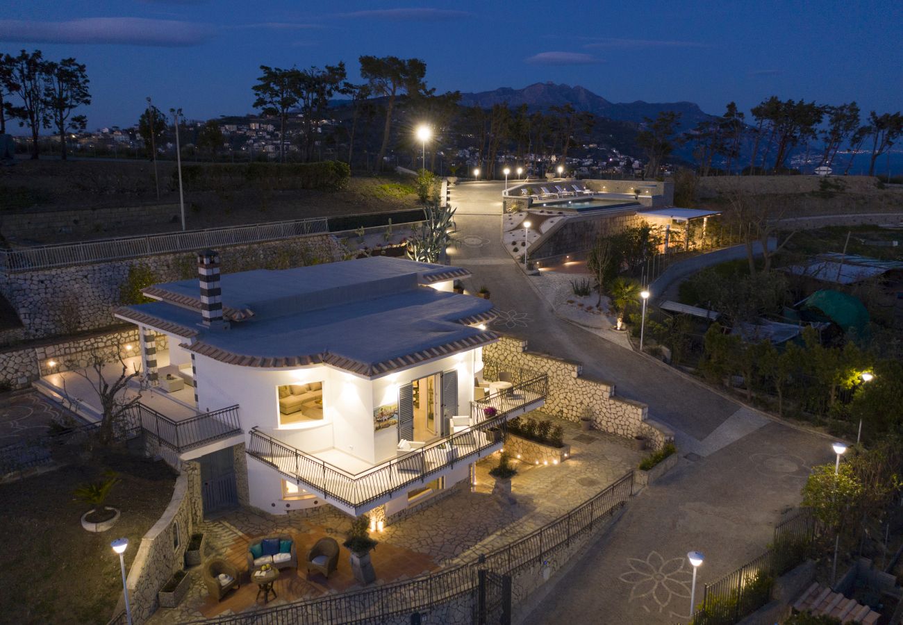 Villa a Sant´Agata sui Due Golfi - AMORE RENTALS - Villa Ligea con Piscina Privata, Vista Mare e Parcheggio