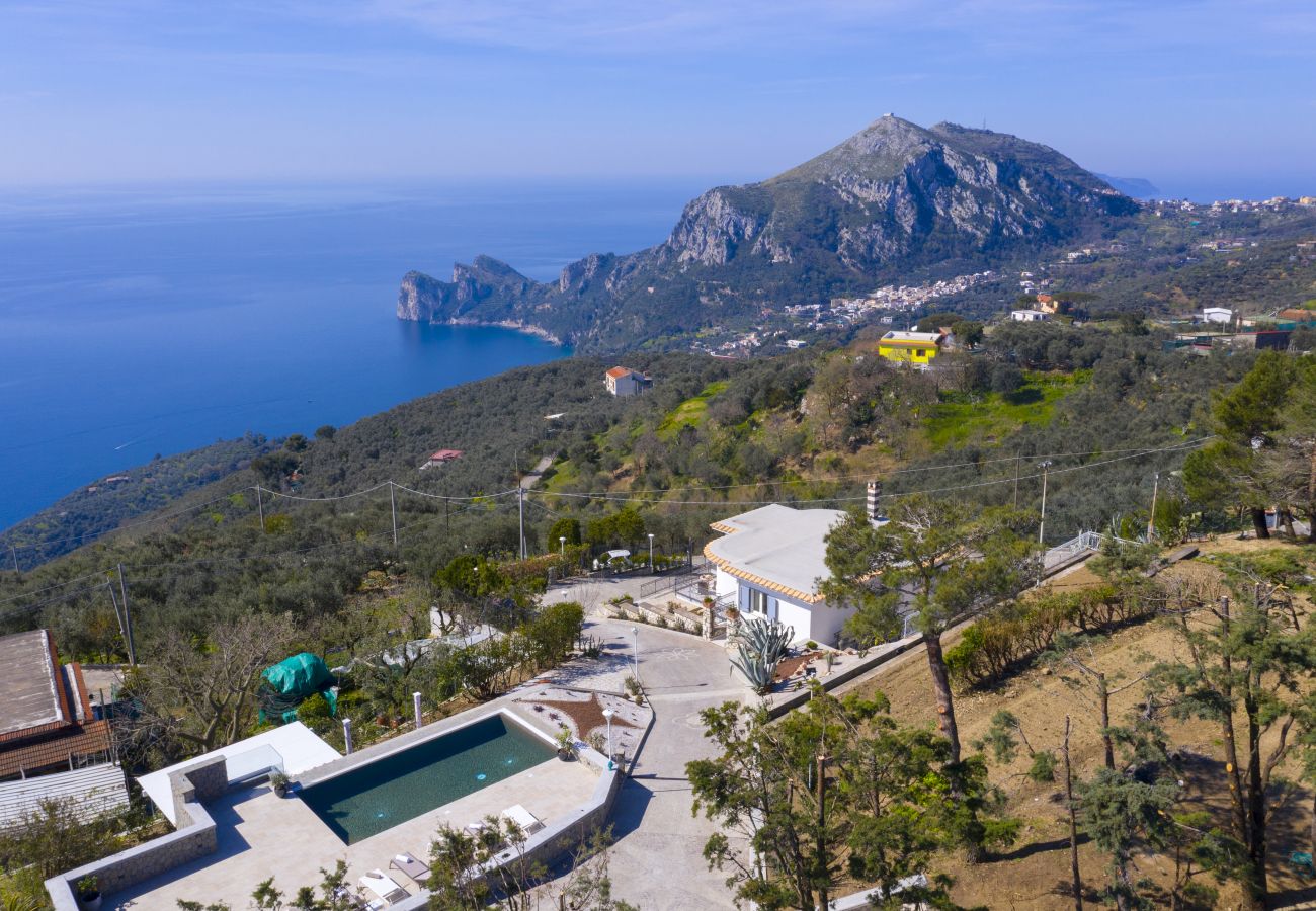 Villa a Sant´Agata sui Due Golfi - AMORE RENTALS - Villa Ligea con Piscina Privata, Vista Mare e Parcheggio