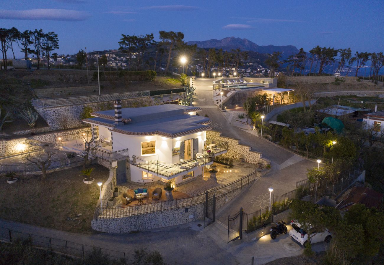 Villa a Sant´Agata sui Due Golfi - AMORE RENTALS - Villa Ligea con Piscina Privata, Vista Mare e Parcheggio