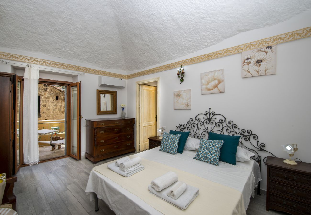 Casa a Positano - AMORE RENTALS - Casa Barbera B con Terrazza Privata e Aria Condizionata