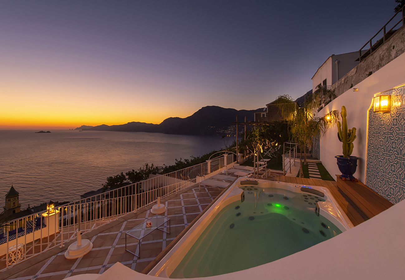 Villa a Praiano - AMORE RENTALS - Villa Celeste con Piscina Riscaldata, Vista Mare, Servizio Maggiordomo