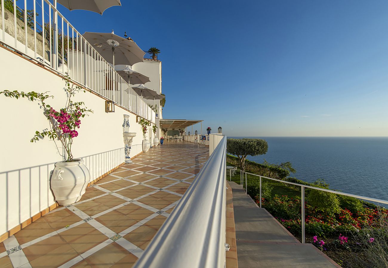 Villa a Praiano - AMORE RENTALS - Villa Celeste con Piscina Riscaldata, Vista Mare, Servizio Maggiordomo