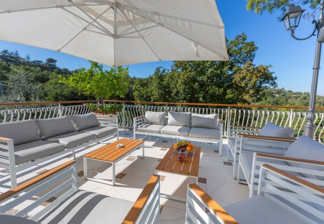 Villa a Sorrento - AMORE RENTALS - Villa Nina con Piscina e Vista Mare Villa a Sorrento - AMORE RENTALS - Villa Nina con Piscina e Vista Mare