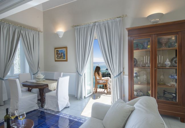 Villa a Amalfi - AMORE RENTALS - Villa Lauro con Jacuzzi Riscaldata, Vista Mare e Palestra