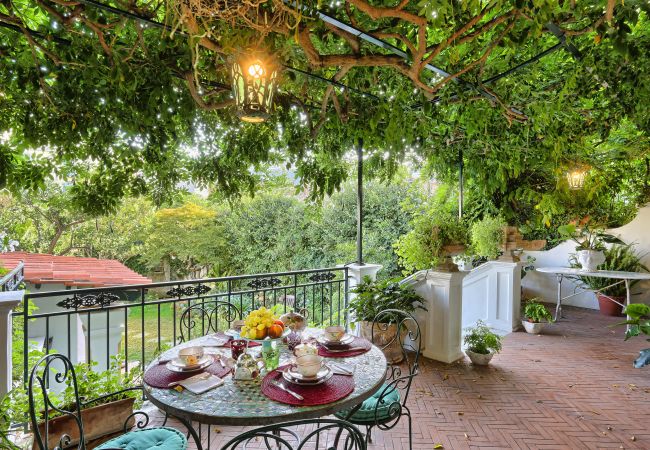 Villa a Sorrento - AMORE RENTALS - Villa Sofia con Terrazza e Aria Condizionata Villa a Sorrento - AMORE RENTALS - Villa Sofia con Terrazza e Aria Condizionata