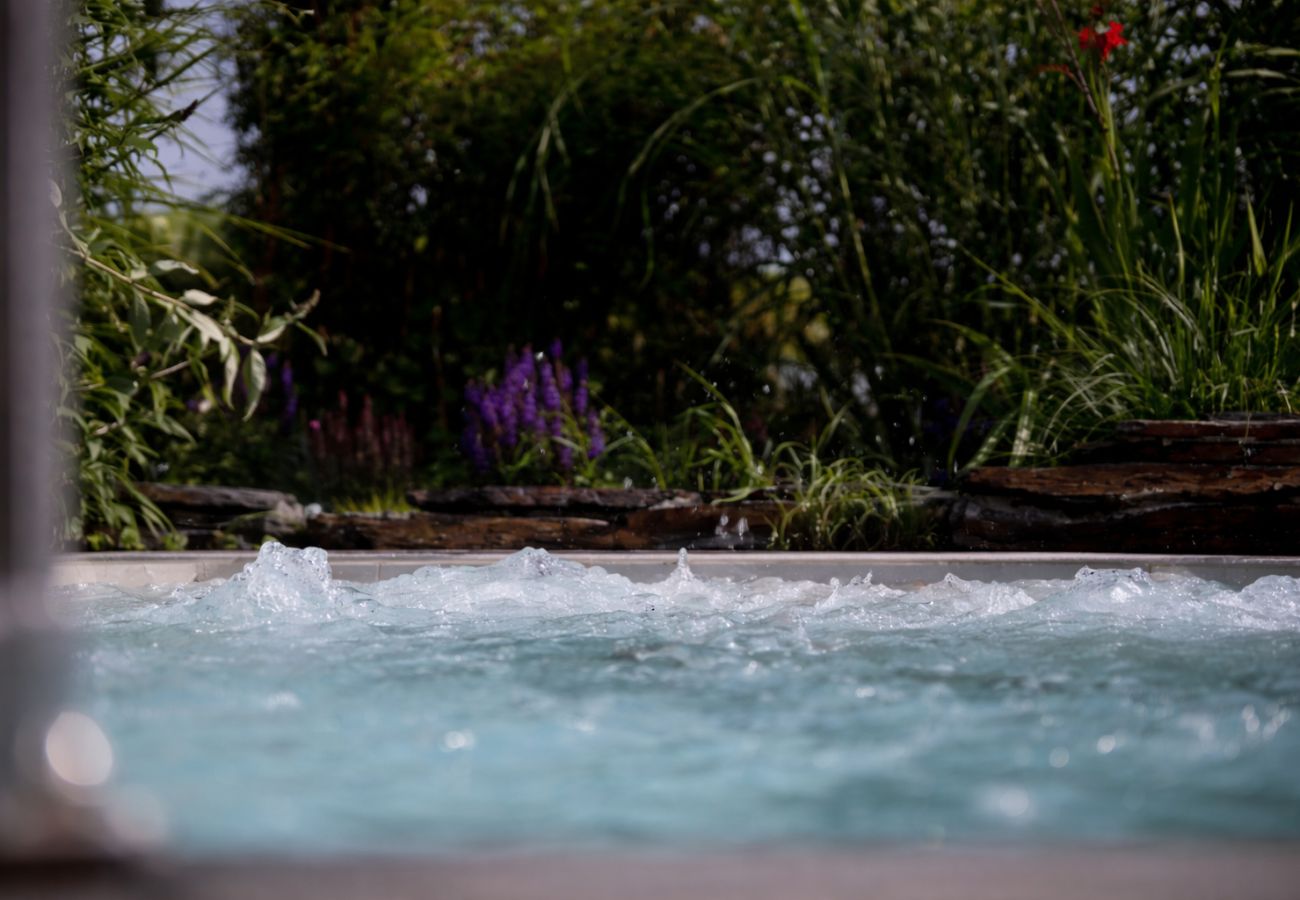 Villa a Sorrento - AMORE RENTALS - Villa Sofia – Elegante residenza nel centro di Sorrento con giardino e vasca idromassaggio