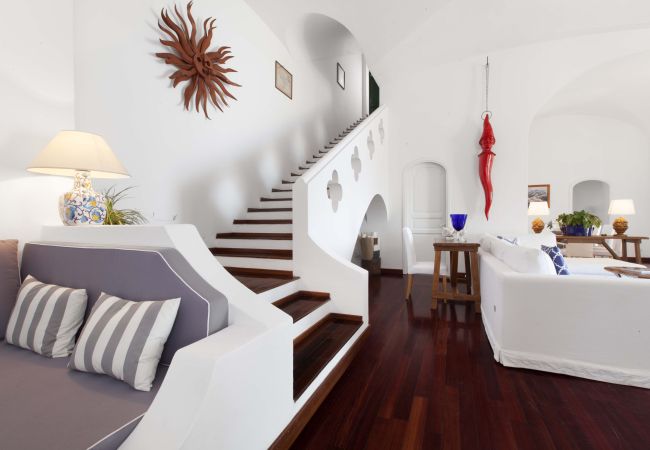 Villa a Positano - AMORE RENTALS - Villa Lo Scoglio con Accesso Diretto al Mare e Giardino  Villa a Positano - AMORE RENTALS - Villa Lo Scoglio con Accesso Diretto al Mare e Giardino