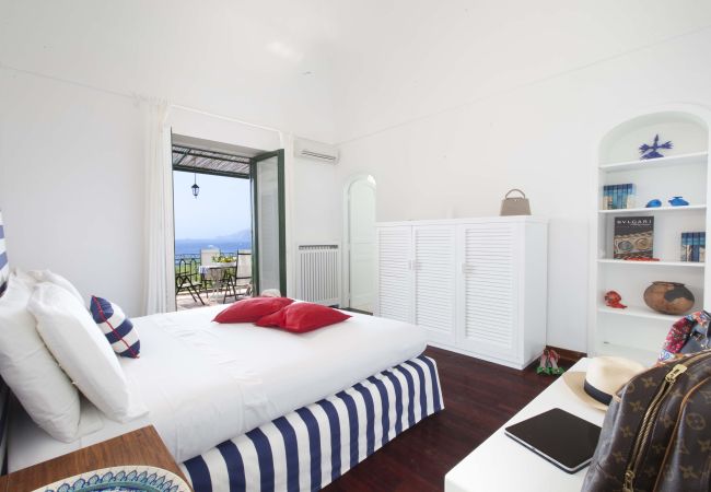 Villa a Positano - AMORE RENTALS - Villa Lo Scoglio con Accesso Diretto al Mare e Giardino  Villa a Positano - AMORE RENTALS - Villa Lo Scoglio con Accesso Diretto al Mare e Giardino
