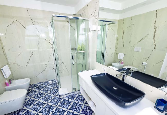 Villa a Positano - AMORE RENTALS - Villa Lo Scoglio con Accesso Diretto al Mare e Giardino  Villa a Positano - AMORE RENTALS - Villa Lo Scoglio con Accesso Diretto al Mare e Giardino