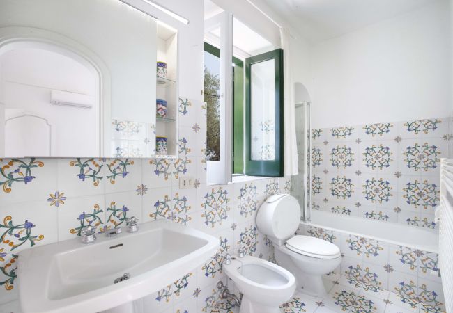 Villa a Positano - AMORE RENTALS - Villa Lo Scoglio con Accesso Diretto al Mare e Giardino  Villa a Positano - AMORE RENTALS - Villa Lo Scoglio con Accesso Diretto al Mare e Giardino