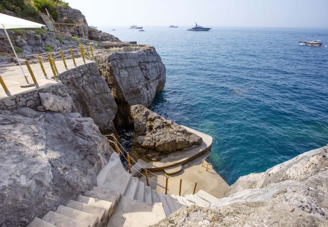 Villa a Positano - AMORE RENTALS - Villa Lo Scoglio con Accesso Diretto al Mare e Giardino  Villa a Positano - AMORE RENTALS - Villa Lo Scoglio con Accesso Diretto al Mare e Giardino